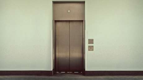 A ver qué pasa: Niña se ata desde fuera a una cuerda, sube a un ascensor y lo pone en marcha (VIDEO)