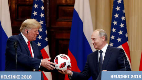 VIDEO: Putin le regala el balón de Rusia 2018 a Trump durante el encuentro en Helsinki