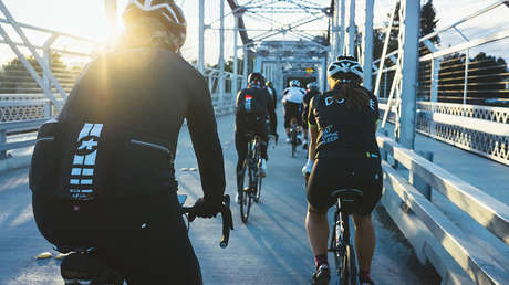 VIDEO: Una ciclista ignora una advertencia y cae entre un puente levadizo