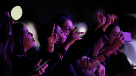 VIDEO: Arrestan a una joven en Arabia Saudita por subir a un escenario para abrazar a un cantante