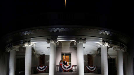 VIDEO: Trump expresa su "plena fe" en la Inteligencia de EE.UU. y se apaga la luz en la Casa Blanca