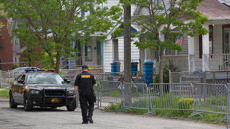 FUERTE VIDEO: Un policía mata a tiros a un hombre cuando apuñalaba a su pareja