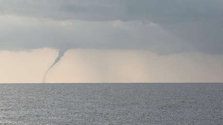 VIDEO: Un pescador ruso capta una impresionante tromba marina antes de que lo atrapara