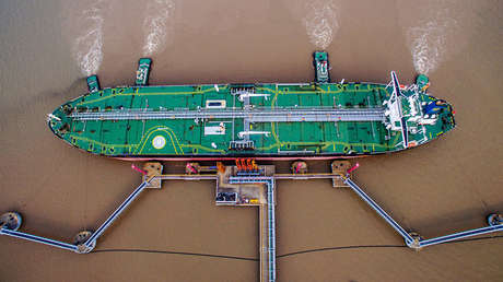 Los precios del petróleo caen tras sorpresivo aumento en las reservas de EE.UU.