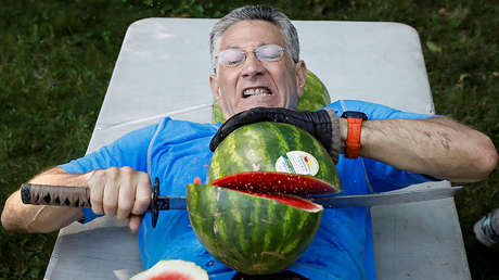 VIDEO: Corta 26 sandías sobre su propio vientre al 'estilo samurái' para batir un récord mundial