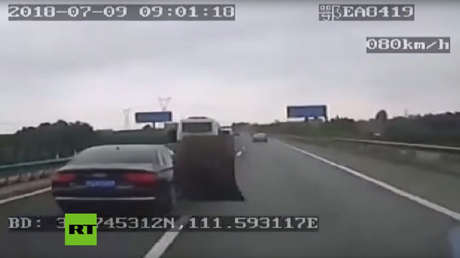 VIDEO: Conductor herido logra poner a salvo a los pasajeros de su autobús