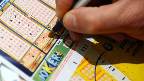 Británico gana más de un millón de dólares en lotería gracias a una desconocida que le cedió el paso