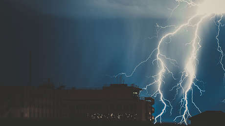 "Extremadamente suertudo": Capta caída de un rayo a varios metros y vive para mostrarlo (VIDEO)