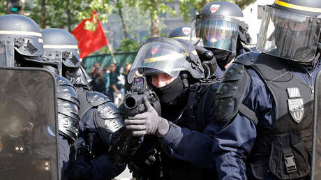 VIDEO: Identifican a un encargado de seguridad de Macron golpeando a un manifestante en el suelo