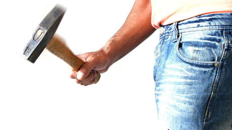 VIDEO: Un hombre destruye con un martillo varios cajeros autómáticos por venganza 