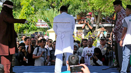 Indonesia: Azotan en público a una pareja por tener relaciones sexuales antes del matrimonio