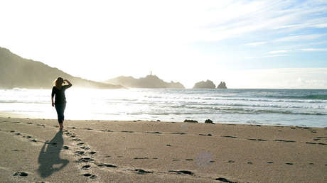 VIDEO: Una adolescente salva un tiburón agarrándolo con las manos desnudas