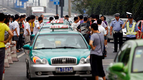 FOTO: Taxista conduce hasta la Policía con un chuchillo en el cráneo tras ser atacado por cliente