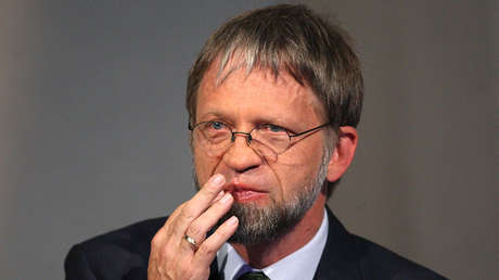 VIDEO: Un excéntrico político colombiano se baja los pantalones ante el Congreso