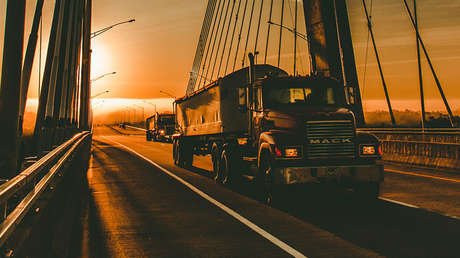 VIDEO IMPACTANTE: Camión queda colgado de un puente sobre un río al sur de EE.UU.