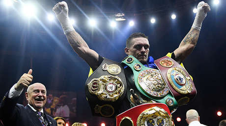 El boxeador ucraniano Usyk gana la Súper Serie Mundial