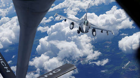 Un caza F-16 intercepta a una avioneta cerca del club de golf de Trump