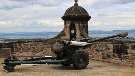 FOTOS:  Cañón de artillería choca contra un taxi después de soltarse de un vehículo militar 