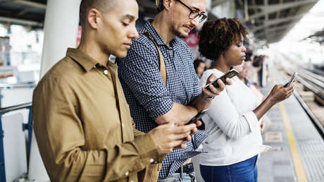 "Necesita comprar un adaptador doble": Samsung se burla del iPhone X (VIDEOS)