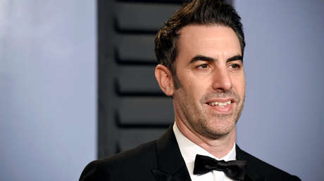 El actor Sacha Baron Cohen 'enseña' a político de EE.UU. cómo combatir el terrorismo con sus nalgas