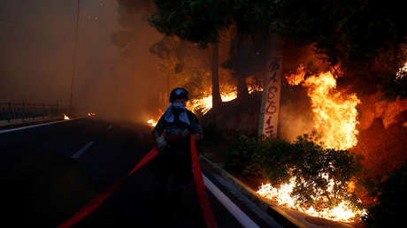70 muertos y más de 150 heridos: Impactantes imágenes de los violentos incendios que azotan Grecia