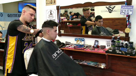 El joven barbero argentino que nació sin manos y superó sus límites (VIDEO)