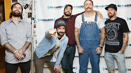 Un rockero escupe cerveza en el ojo de una mujer y le salva la vida