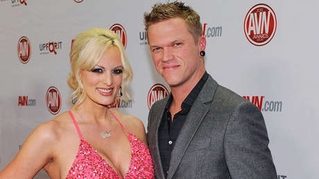 Esposo de la actriz porno Stormy Daniels, en pugna con Trump, le pide el divorcio por "adúltera"
