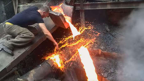 ¿Un 'Iron Man' de carne y hueso?: Obrero "inmortal" mete la mano en metal fundido y asombra a la Red