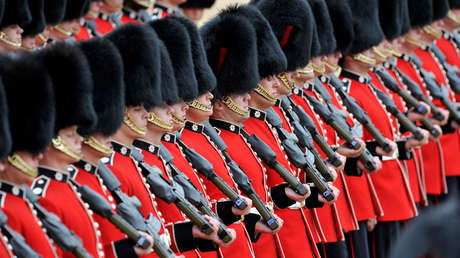 VIDEO: Un guardia real británico aparta a una mujer de un fuerte empujón por la espalda