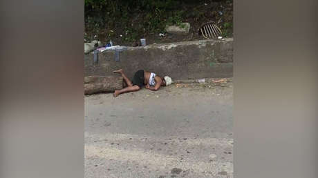 VIDEO: Una mujer herida yace en plena calle en EE.UU. mientras la gente pasa con indiferencia