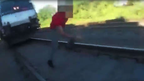 VIDEO: Un policía salva un hombre de ser arrollado por un tren en el último momento