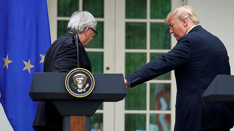 VIDEO: El presidente de la Comisión Europea no responde a un gesto amistoso de Trump