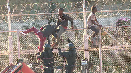 España: Más de 700 migrantes asaltan la valla de Ceuta (VIDEOS)