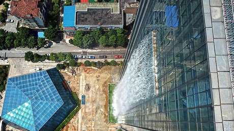 Construyen en China un rascacielos con la cascada más alta del mundo (pero hay un problema)