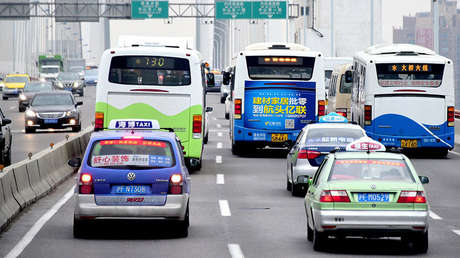 Un taxista chino encuentra al cliente que le pagó por error 100 veces más y le devuelve el dinero
