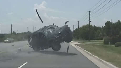 VIDEO: Una mujer sale despedida de su coche durante una dramática persecución policial