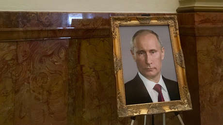 FOTO: Un retrato de Putin aparece en el Capitolio de Colorado... donde siguen esperando el de Trump