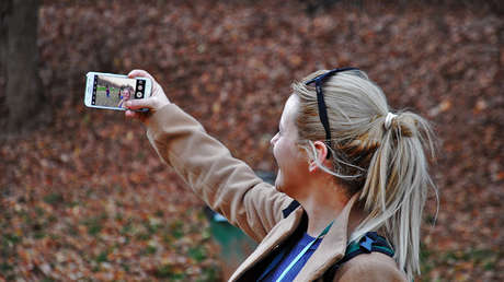 VIDEO: Graba una tormenta desde la ventana y un rayo impacta contra su móvil