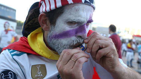 VIDEO: Un madridista 'trolea' a todo el sector del Barça en un partido ante Tottenham