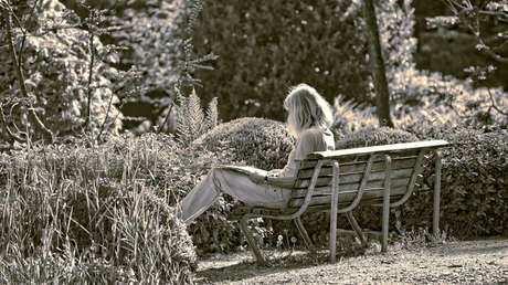 Lanzan harina y huevos a una discapacitada mental y se hacen una foto con ella en el Reino Unido