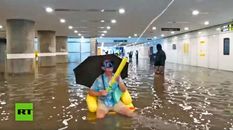 VIDEOS: Pasajeros cruzan a nado una estación inundada en Suecia en medio de un caos de tránsito