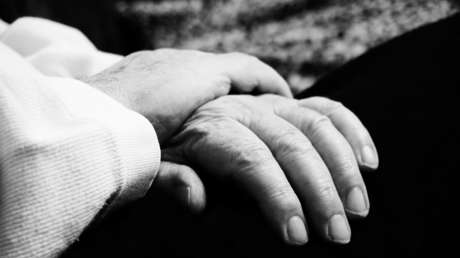 FOTOS: Un hombre finge su propia muerte en Facebook para estafar a su familia