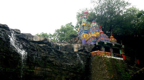 VIDEO: Un hombre se resbala al tomarse una selfi y cae 20 metros desde una cascada en la India