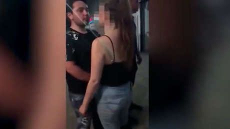 FUERTE VIDEO: Un hombre noquea a una mujer con un brutal golpe en la cara en Reino Unido