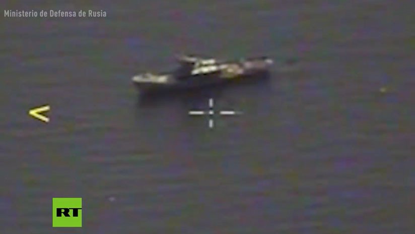 VIDEO: Bombarderos rusos destruyen un buque con misiles durante un ejercicio naval