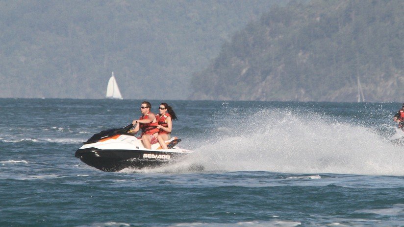 VIDEO: Periodista española sufre 'en directo' un divertido percance a bordo de una moto acuática
