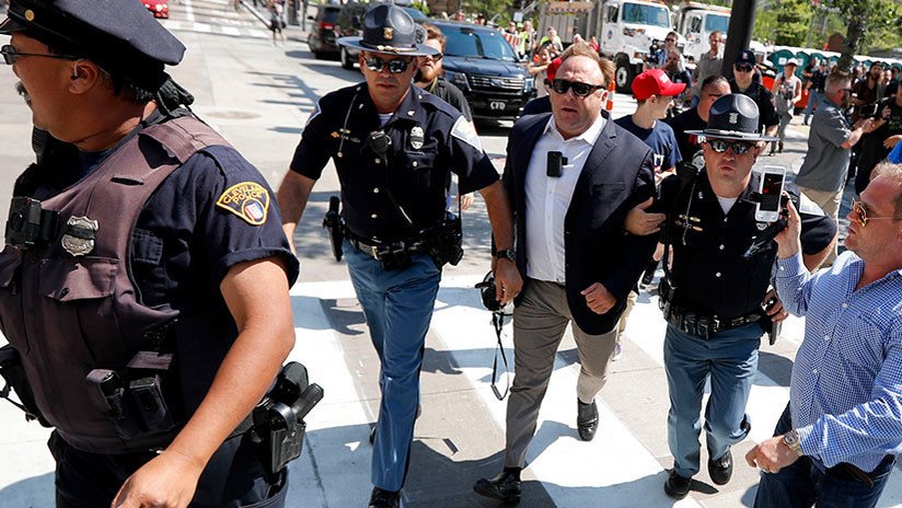 ¿Lucha contra el discurso de odio o censura política? Apple, Facebook y Youtube bloquean Infowars