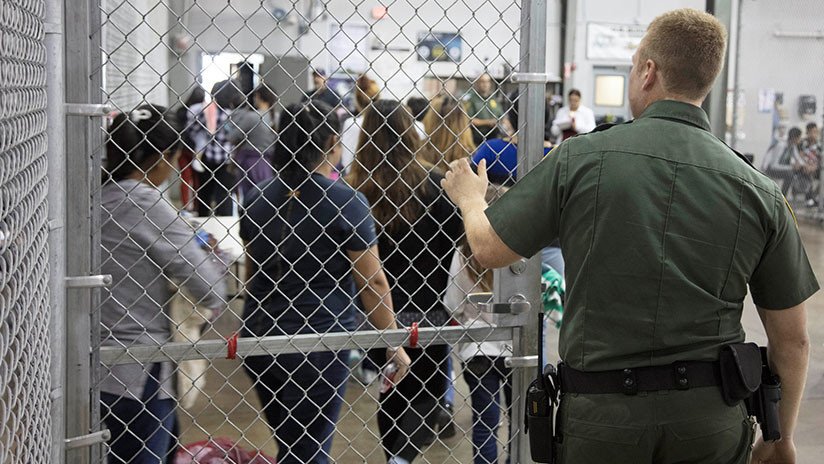 "El guardia acarició mis pechos": Denuncian abusos sexuales en centros de detención de EE.UU.