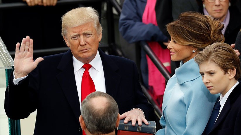 Exasesora de la Casa Blanca: Trump quería cambiar la Biblia por su propio libro para tomar juramento